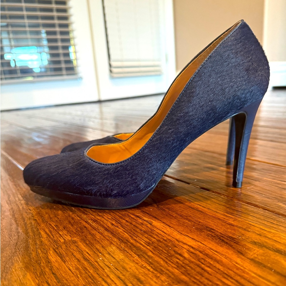 Ladies pumps. Worn once. Size 8 navy blue